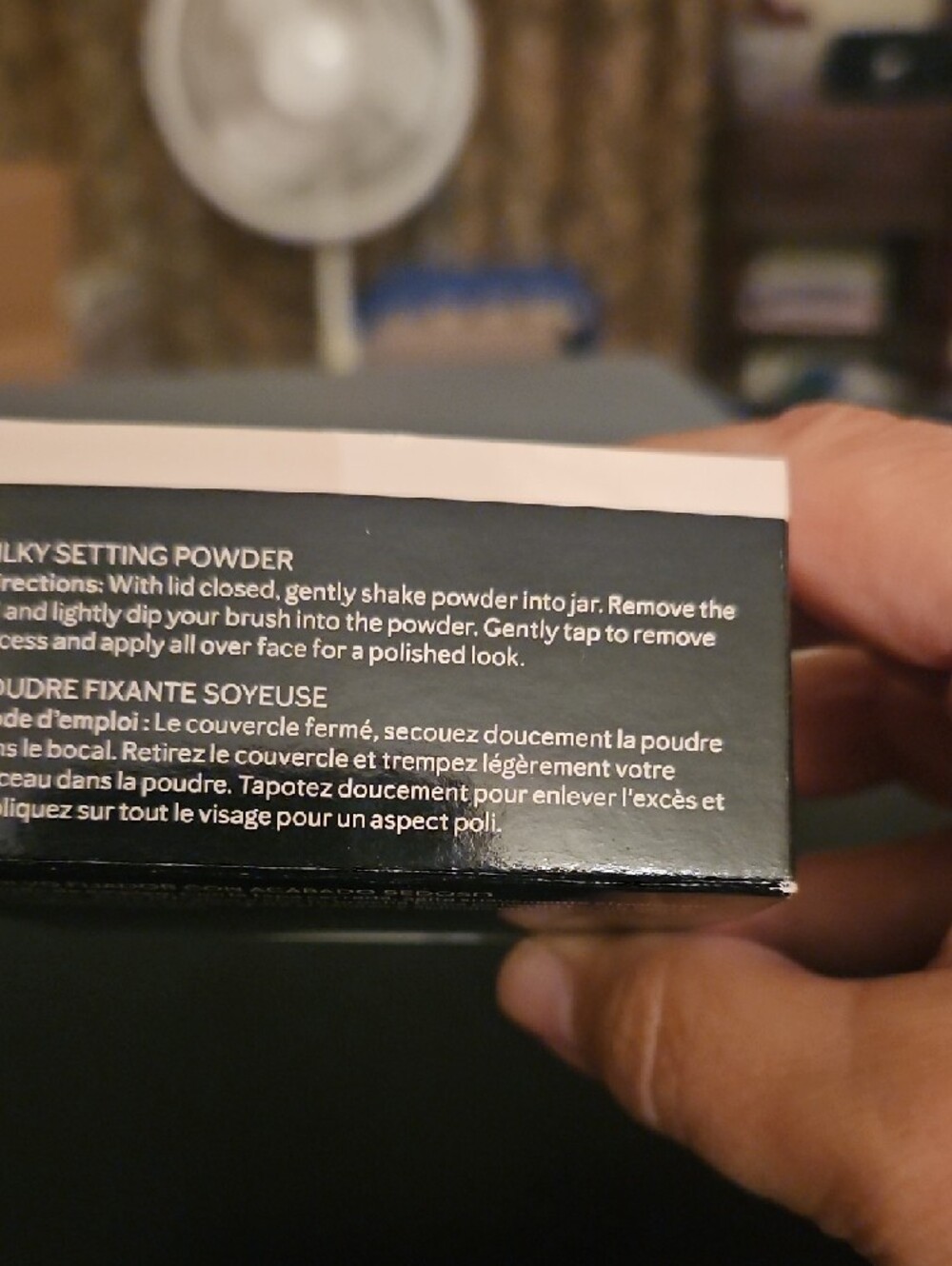 Mary Kay Silky Setting Powder - Medium Beige - Picture 3 of 5